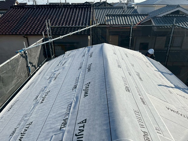 城陽市・アスファルトルーフィング施工！入り組んだ屋根形状にも徹底対応